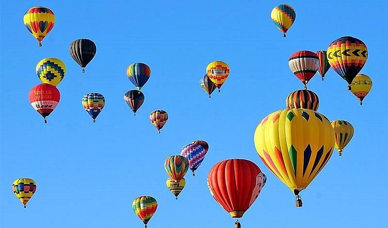 Khinh khí cầu không chỉ là một loại thể thao phi dưới trời mà còn là một nghệ thuật khéo léo và tinh tế. Hãy cùng ngắm nhìn những hình ảnh đầy mê hoặc của những chiếc khinh khí cầu được thiết kế tỉ mỉ và phối hợp màu sắc độc đáo.
