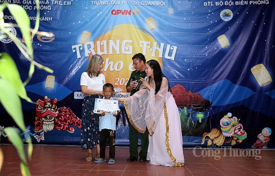 Ấm áp “Trung thu cho em” tại xã vùng biên Pa Ủ