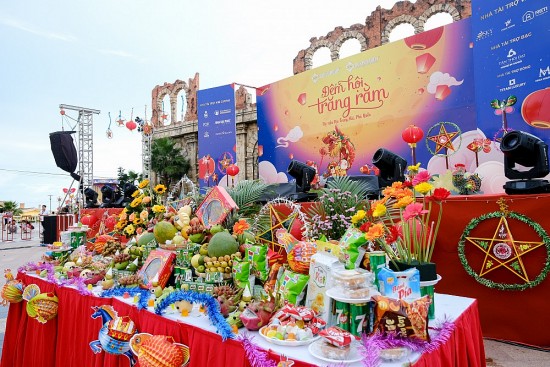 Đêm hội Trăng Rằm ở thị trấn Địa Trung Hải thu hút 10.000 người tham dự