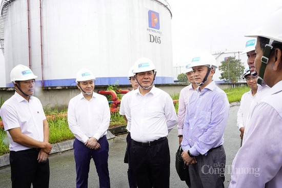 Bộ trưởng Nguyễn Hồng Diên kiểm tra Tổng kho Nhà Bè và họp bàn tháo gỡ khó khăn cung ứng xăng dầu