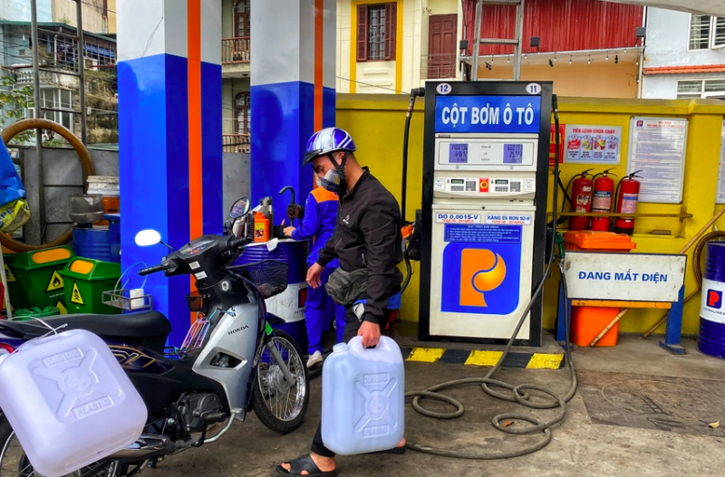 Cần hiểu đúng về quy định xử phạt bán xăng dầu qua thùng, can, chai... trong Nghị định 99 của Chính phủ