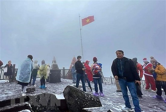Khách du lịch đổ đến Fansipan với mong muốn "đạt đỉnh" trong năm mới