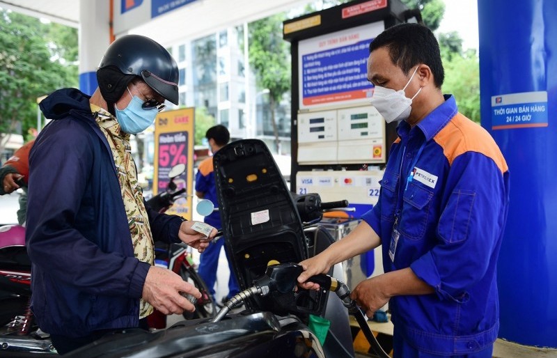 PGS.TS Ngô Trí Long: Điều chỉnh sớm giá xăng dầu là hài hoà, hợp lý