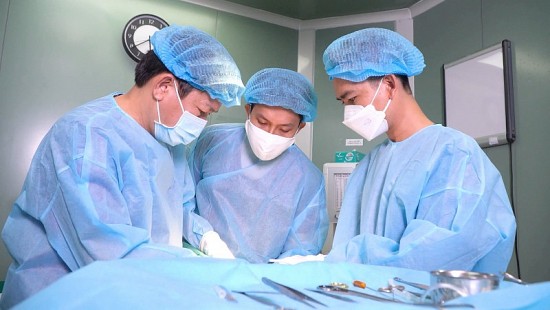 Tiêm filler làm đẹp vòng ba, cô gái bị chất làm đẹp "ăn" tới tận xương chậu