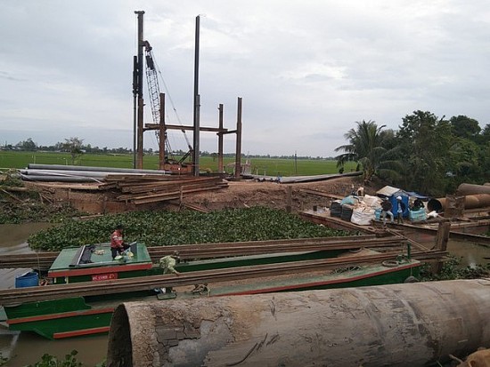 Vụ bé trai rơi xuống trụ bê tông: Mòn mỏi chờ đợi đưa thi thể bé lên
