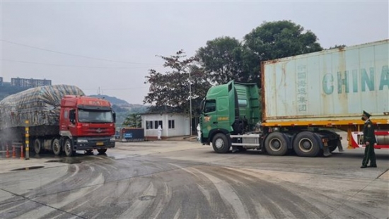 Xuất nhập khẩu qua cửa khẩu Lào Cai có nhiều tín hiệu tích cực