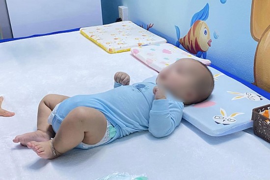 Nhiều uẩn khúc từ vụ bé trai 7 tháng tuổi tử vong sau khi gửi bảo mẫu