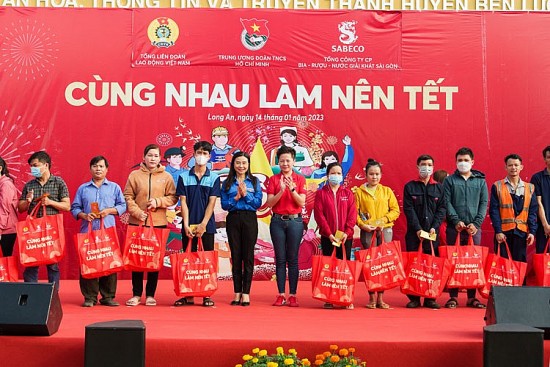 8.000 phần quà được trao trên cả nước thông qua chương trình “Cùng nhau làm nên Tết”