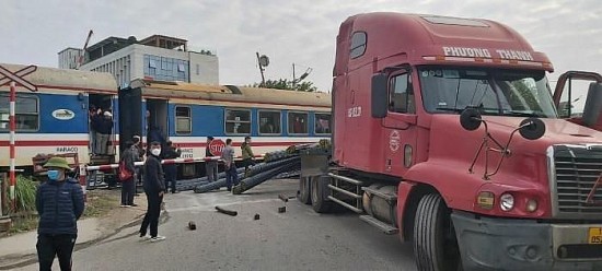 Tàu khách đâm xe đầu kéo ở Phú Xuyên, một nữ nhân viên bị thương
