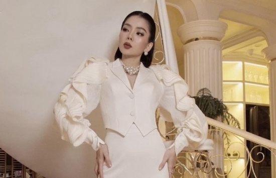 Ca sĩ Lệ Quyên khoe nội thất cực sang trong biệt thự tại Hà Nội