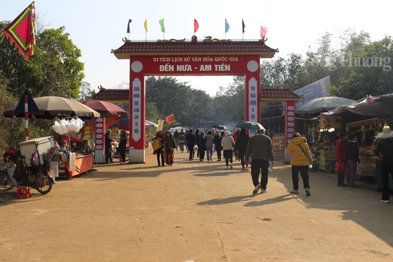Hàng ngàn du khách về Khu Di tích Am Tiên dự lễ “mở cổng trời”
