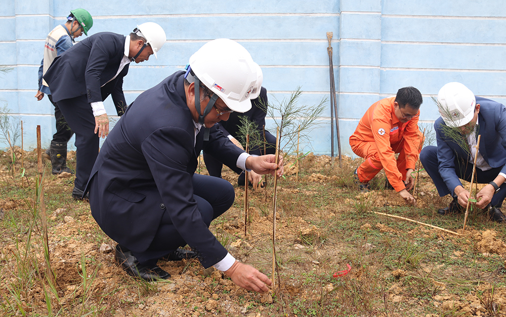 Chủ tịch Công đoàn Điện lực Việt Nam tham gia lễ phát động “Tết trồng cây” năm 2023 tại Nhiệt điện Quảng Trạch I 1