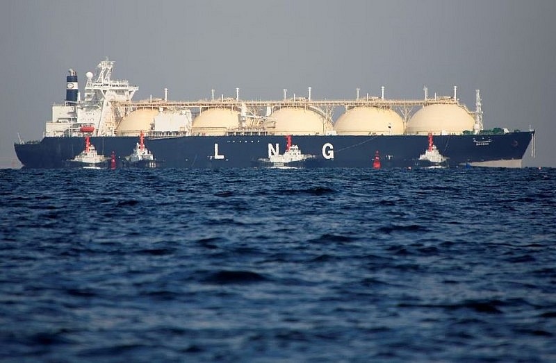 Tàu chở khí LNG được kéo về phía nhà máy nhiệt điện ở đông Tokyo, Nhật Bản (ảnh: Reuters)