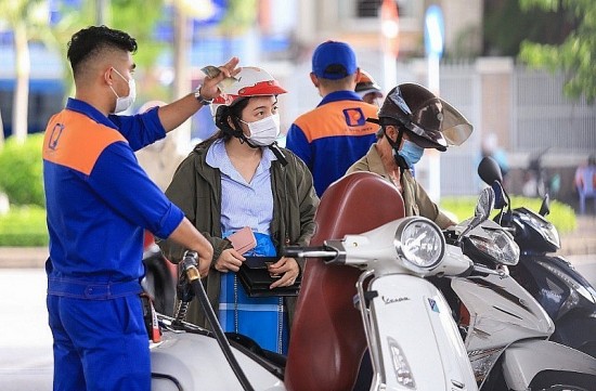Giá xăng dầu hôm nay 21/2: Xăng giảm hơn 300 đồng/lít, giá dầu giảm từ 700-750 đồng/lít