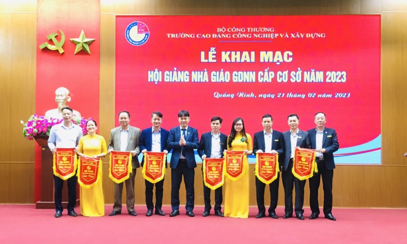 Lãnh đạo nhà trường trao cờ lưu niệm cho các đơn vị tham gia