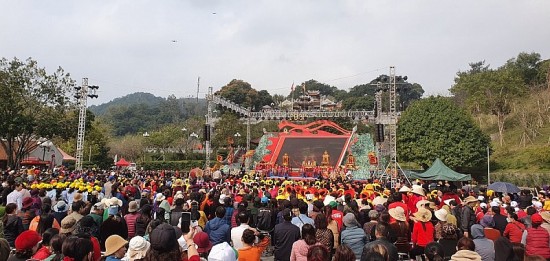 Tỉnh Quảng Ninh: Hàng vạn người tham gia Khai hội Đền Cửa Ông năm 2023