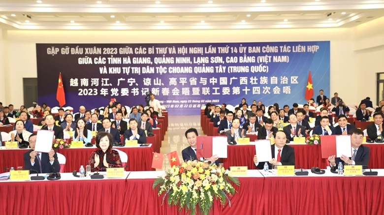 Bí thư các tỉnh biên giới Việt Nam ký kết trực tuyến biên bản hội nghị và thỏa thuận hợp tác