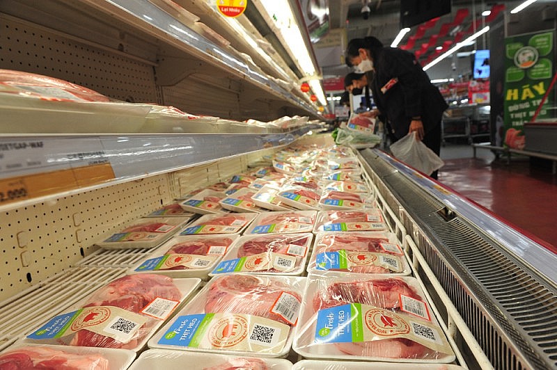 We are fresh: Thúc đMM Mega Market triển khai chương trình thịt heo _We are Fresh_ với giá “sốc” nhằm chia sẻ và đồng hành cùng các hộ chăn nuôi để có nguồn thu nhập ổn định  ẩy sản xuất và tiêu thụ thịt sạch, chất lượng với giá bình ổn