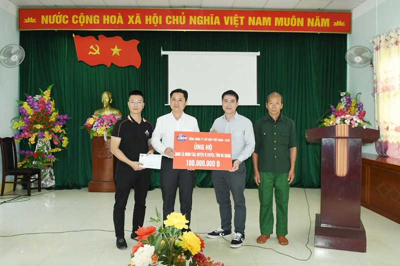 Tổng công ty Lắp máy Việt Nam trao tiền hỗ trợ xây dựng tuyến đường thôn Lùng Vài - Hà Giang