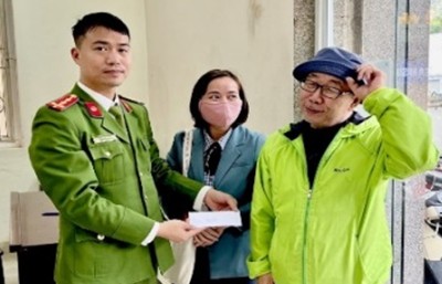 Một người Nhật Bản nhờ Công an Hà Nội tìm chủ sở hữu 30 triệu đồng đánh rơi trên phố