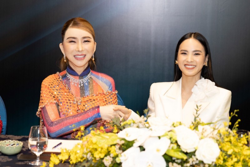Bà Anne Jakkaphong Jakrajutatip bên giám đốc quốc gia của Miss Universe Vietnam Quỳnh Nga. (Ảnh: Miss Universe Việt Nam)