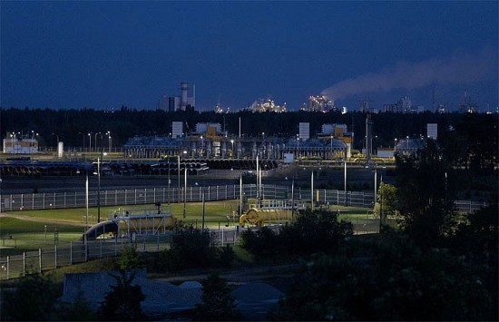 Giá xăng dầu hôm nay 25/2: Dầu giảm do lo ngại giảm nhu cầu