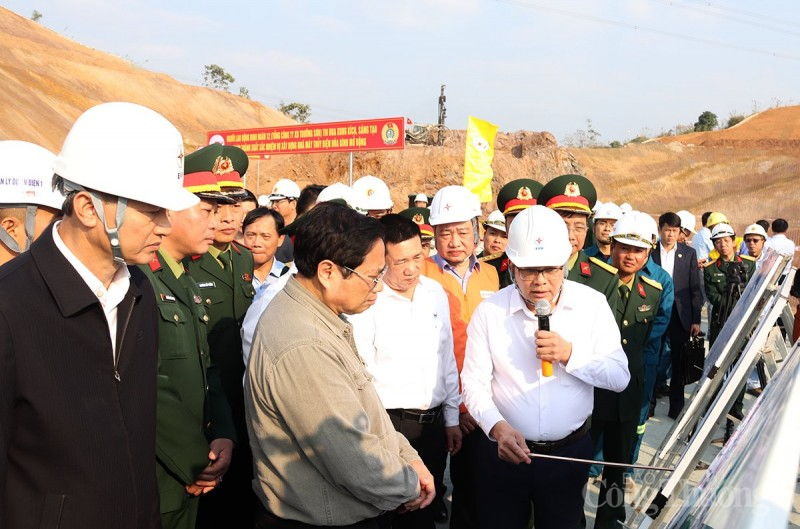 Thủ tướng Chính phủ kiểm tra công tác thi công dự án Nhà máy Thủy điện Hòa Bình mở rộng