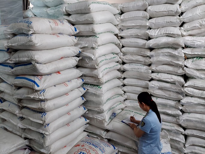 TP. HCM: Bắt giữ gần 40 tấn đường cát nghi nhập lậu gần chợ Bình Tây