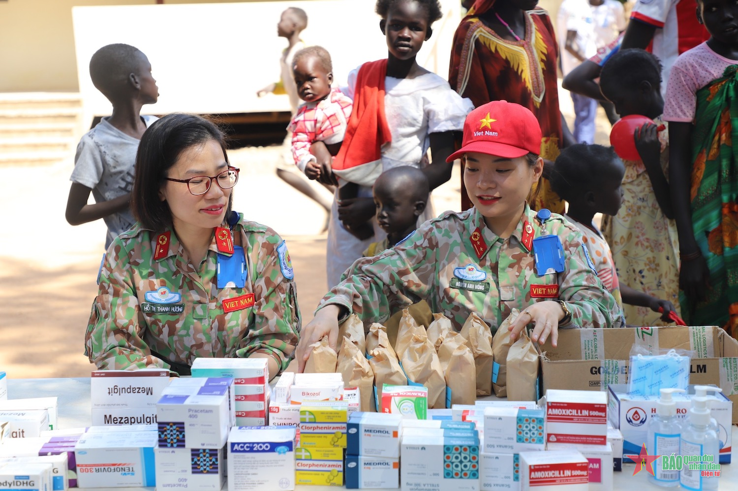 Bác sĩ mũ nồi xanh kỷ niệm Ngày Thầy thuốc Việt Nam ở Nam Sudan