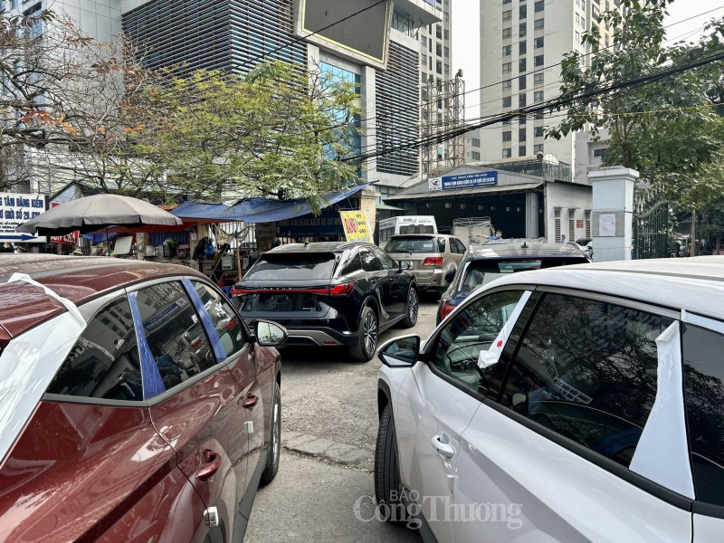 Hà Nội: Tái diễn cảnh hàng trăm ô tô xếp hàng dài chờ đăng kiểm