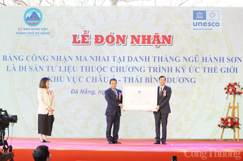 Ma nhai Ngũ Hành Sơn đón nhận bằng Di sản Tư liệu của UNESCO