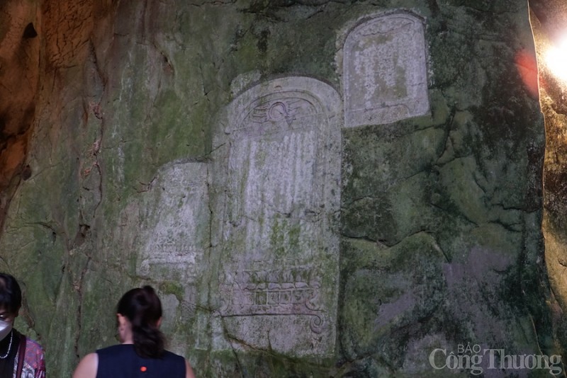 Ma nhai Ngũ Hành Sơn đón nhận bằng Di sản Tư liệu của UNESCO Ma nhai Ngũ Hành Sơn đón nhận bằng Di sản Tư liệu của UNESCO