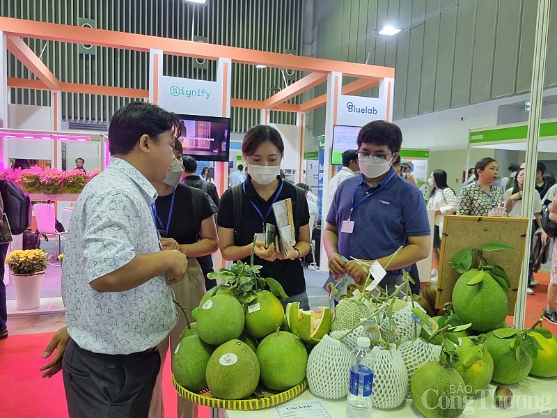 Nông sản Việt thu hút khách tham quan triển lãm HortEx Vietnam 2023