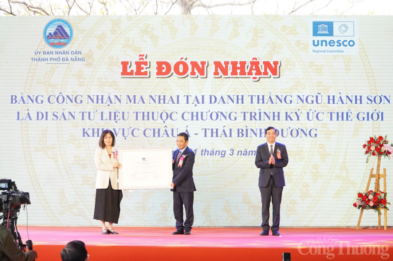 Ma nhai Ngũ Hành Sơn đón nhận bằng Di sản Tư liệu của UNESCO