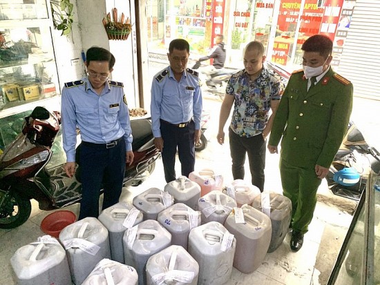 Quản lý thị trường Hà Nội: Thu giữ 540 lít rượu thủ công không rõ nguồn gốc tại Thanh Trì
