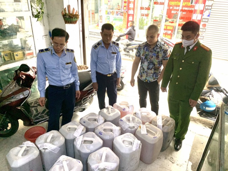 Quản lý thị trường Hà Nội: Thu giữ 540 lít rượu thủ công không rõ nguồn gốc tại Thanh Trì