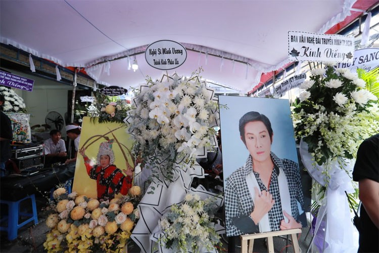 Hình hình họa rất hiếm bên trên đám tang của DJ Chuối Tây tắt hơi vì như thế tai nạn
