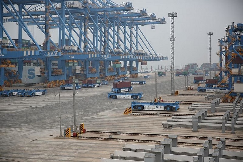 Bến container tự động ở cảng Thanh Đảo, tỉnh Sơn Đông, Trung Quốc (ảnh: Reuters)