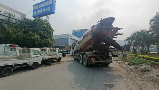 Hà Nội: Cận cảnh hàng trăm xe "xếp lốt" chờ đợi tại các trung tâm đăng kiểm