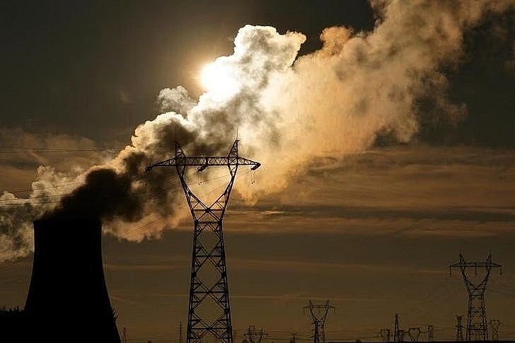 Tháp làm mát của Nhà máy điện Bouchain, miền Bắc nước Pháp (ảnh: Reuters)