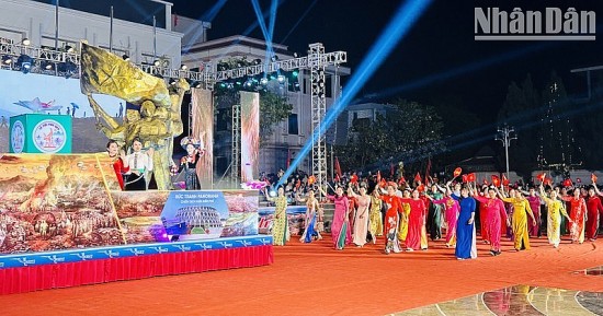 Đặc sắc màn diễu hành đường phố với “Rực rỡ đêm hội Hoa Ban”