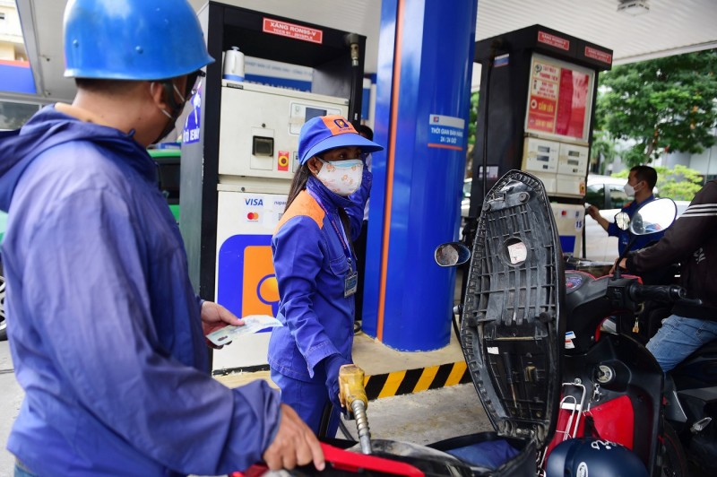 Giá xăng dầu hôm nay 13/3: Xăng tăng từ 385-493 đồng/lít, giá dầu tăng 241-724 đồng/lít