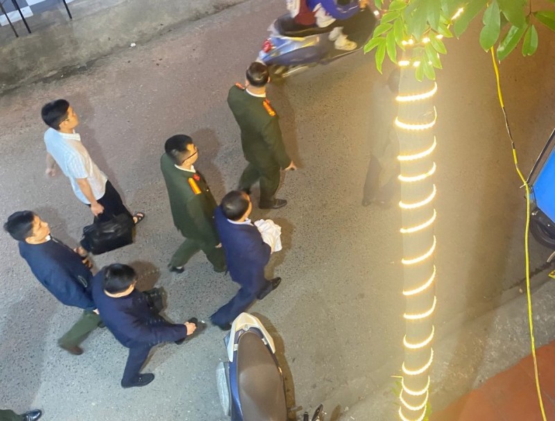 Ông Đương, người mặc áo vest xanh (ngoài cùng, bên phải) được Công an dẫn giải ra khỏi nhà riêng (Ảnh báo Đại Đoàn Kết)