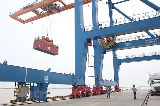 Vượt 'bóng đen' COVID-19: Thương mại bứt phá sau 1 năm bình thường mới