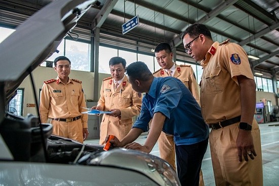 Tăng cường thêm hơn 100 cảnh sát giao thông "giải cứu" đăng kiểm