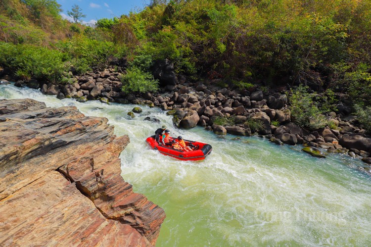 Đắk Lắk: Du khách khám phá, trải nghiệm vượt thác Dray Nur