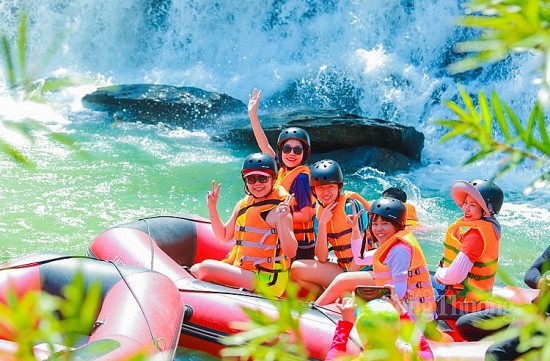 Đắk Lắk: Du khách khám phá, trải nghiệm vượt thác Dray Nur