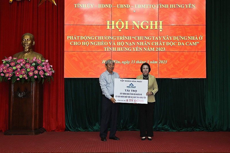 Ông Hoàng Quang Việt - Thành viên HĐQT Tập đoàn Hòa Phát trao tài trợ 8 tỷ cho UBMTTQ tỉnh Hưng Yên