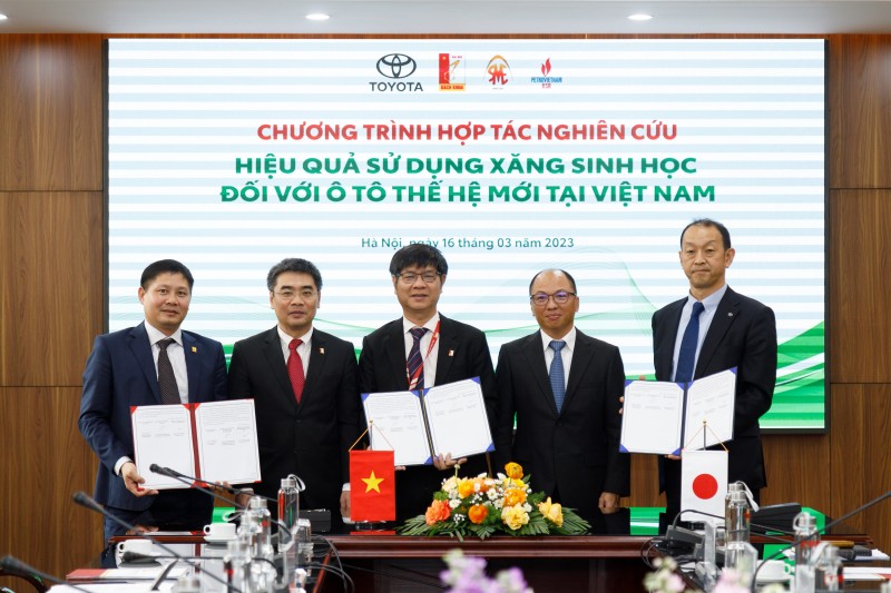 Giải pháp hướng tới "xanh hóa" thị trường ô tô Việt Nam