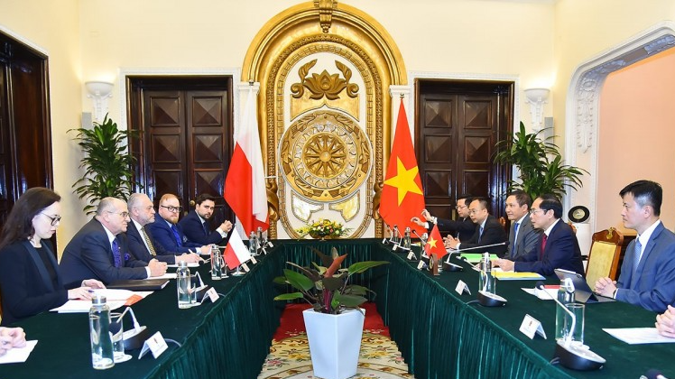 Sáng 16/3/2023, tại Hà Nội, Bộ trưởng Ngoại giao Bùi Thanh Sơn đón và hội đàm với Bộ trưởng Ngoại giao Cộng hoà Ba Lan Zbigniew Rau sang thăm chính thức Việt Nam từ ngày 16 - 17/3.